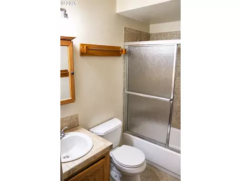Bath - 381 NE Village Squire Ave #2, Gresham, OR 97030 photo 2 of 2