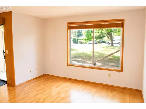 Living - 381 NE Village Squire Ave #2, Gresham, OR 97030 photo 3 of 6