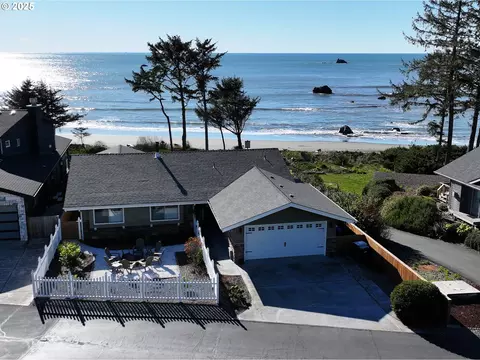 14696 Sandpiper Pl, Brookings, OR 97415