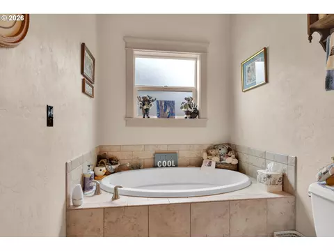 Bath - 454 Salty Way, Eugene, OR 97404 photo 2 of 2
