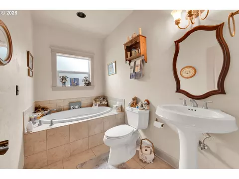 Bath - 454 Salty Way, Eugene, OR 97404 photo 1 of 2