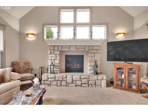 Living - 454 Salty Way, Eugene, OR 97404 photo 2 of 4