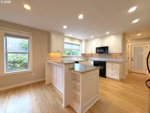 Kitchen - 1145 W 28th Ave, Eugene, OR 97405 photo 2 of 7