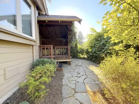 Exterior - 1145 W 28th Ave, Eugene, OR 97405 photo 3 of 7