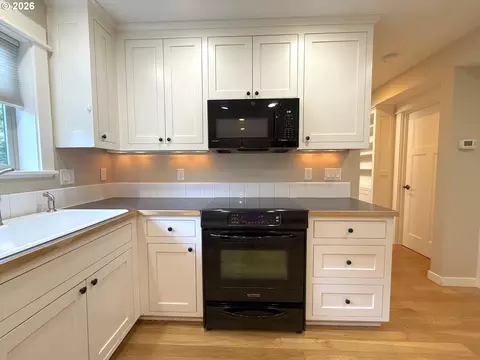 Kitchen - 1145 W 28th Ave, Eugene, OR 97405 photo 5 of 7