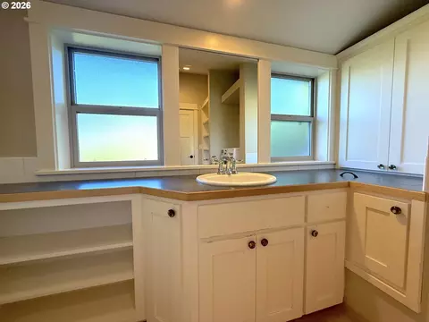 Bath - 1145 W 28th Ave, Eugene, OR 97405 photo 4 of 5