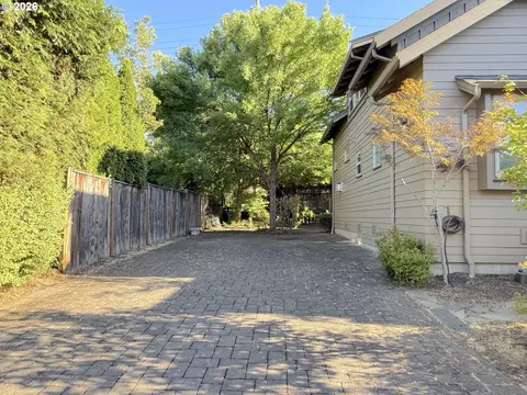 Exterior - 1145 W 28th Ave, Eugene, OR 97405 photo 7 of 7