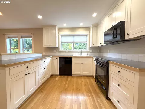 Kitchen - 1145 W 28th Ave, Eugene, OR 97405 photo 4 of 7