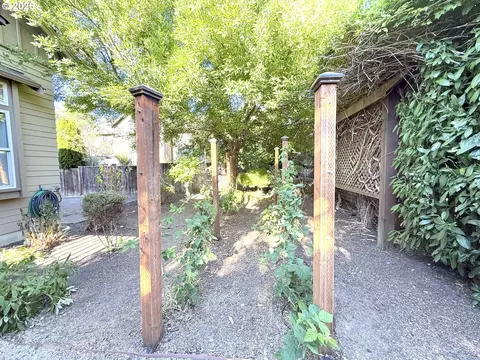 Exterior - 1145 W 28th Ave, Eugene, OR 97405 photo 1 of 7