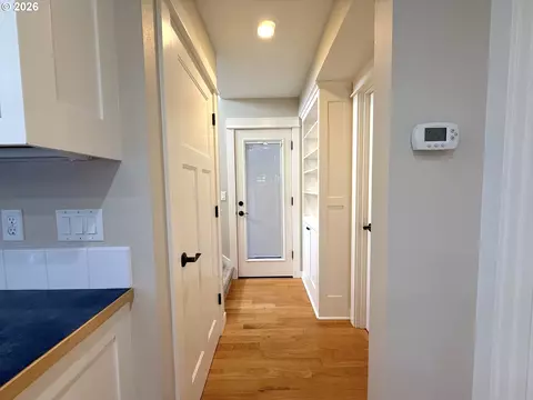 Entry Way - 1145 W 28th Ave, Eugene, OR 97405 photo 2 of 7