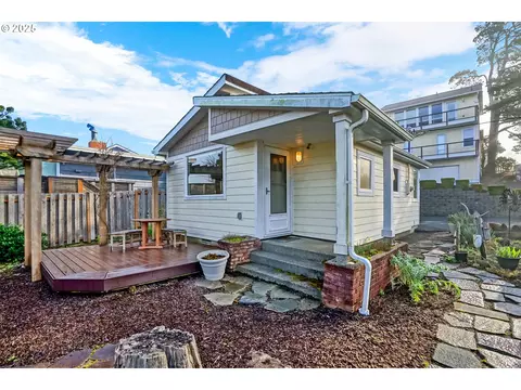 1913 NW 30th St, Lincoln City, OR 97367