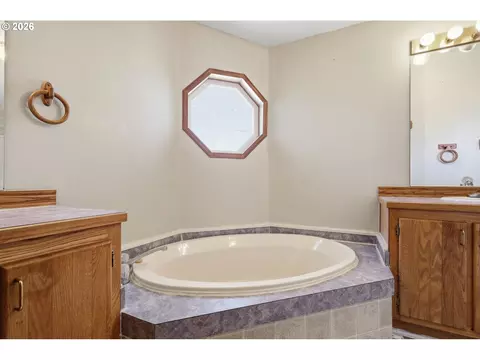 Bath - 1699 N Terry St #281, Eugene, OR 97402 photo 2 of 3