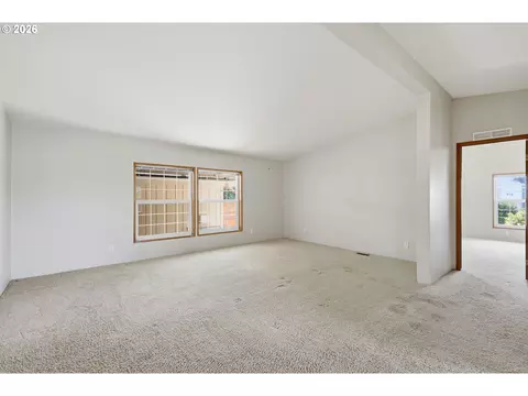 Living - 1699 N Terry St #281, Eugene, OR 97402 photo 5 of 8
