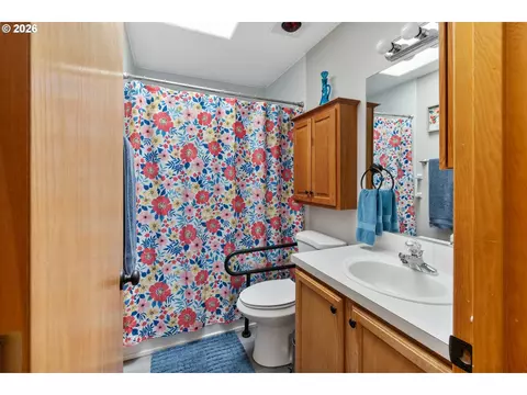 Bath - 245 Taurus St, Molalla, OR 97038 photo 1 of 4