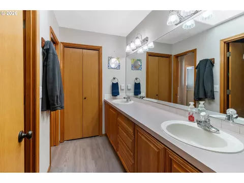 Bath - 245 Taurus St, Molalla, OR 97038 photo 3 of 4