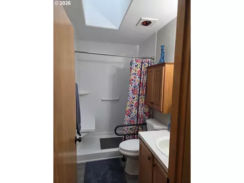 Bath - 245 Taurus St, Molalla, OR 97038 photo 2 of 4