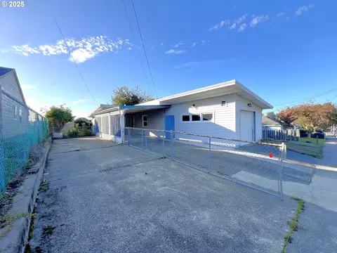 1780 Mcpherson St, North Bend, OR 97459