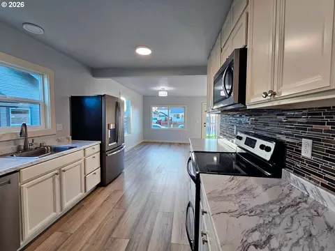 Kitchen - 340 17th Ave, Longview, WA 98632 photo 3 of 4