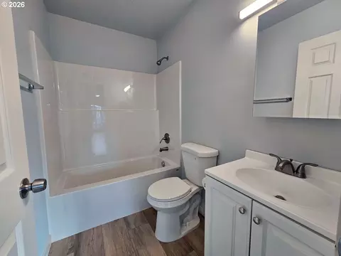 Bath - 340 17th Ave, Longview, WA 98632 photo 1 of 1