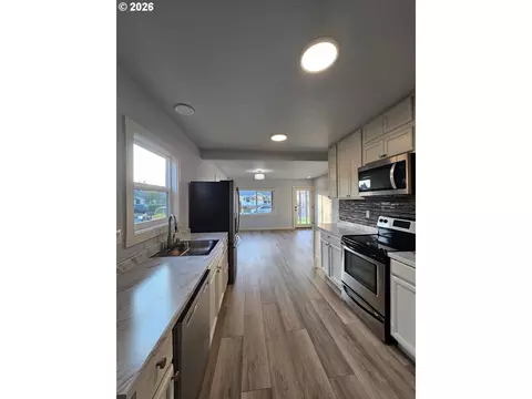 Kitchen - 340 17th Ave, Longview, WA 98632 photo 4 of 4