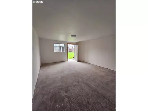 Living - 340 17th Ave, Longview, WA 98632 photo 4 of 4