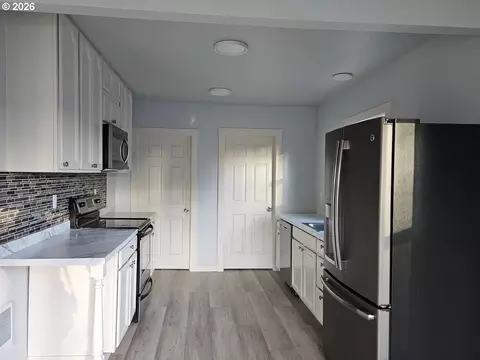 Kitchen - 340 17th Ave, Longview, WA 98632 photo 2 of 4