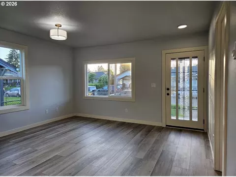 Living - 340 17th Ave, Longview, WA 98632 photo 2 of 4