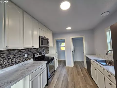 Kitchen - 340 17th Ave, Longview, WA 98632 photo 1 of 4