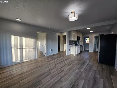 Living - 340 17th Ave, Longview, WA 98632 photo 1 of 4