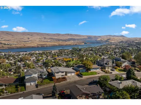 View/Area - 907 E 18th St, The Dalles, OR 97058 photo 9 of 13
