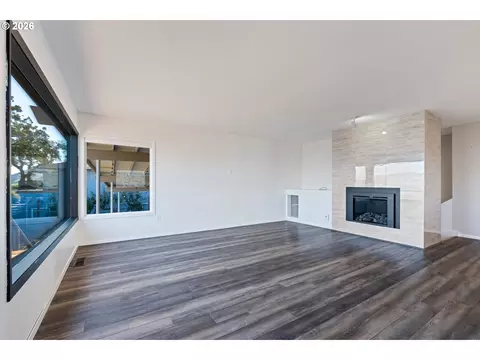 Living - 907 E 18th St, The Dalles, OR 97058 photo 2 of 4