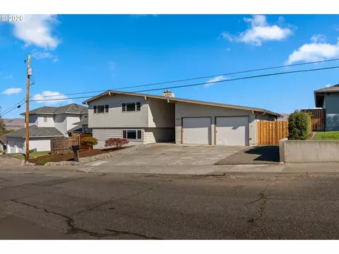 Exterior - 907 E 18th St, The Dalles, OR 97058 photo 5 of 6