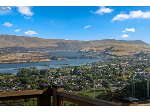 View/Area - 907 E 18th St, The Dalles, OR 97058 photo 6 of 13