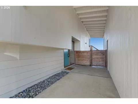 Exterior - 907 E 18th St, The Dalles, OR 97058 photo 3 of 6