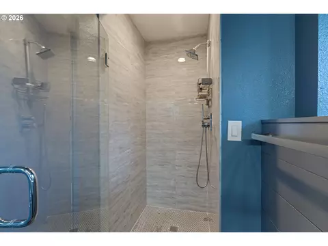 Bath - 907 E 18th St, The Dalles, OR 97058 photo 4 of 4