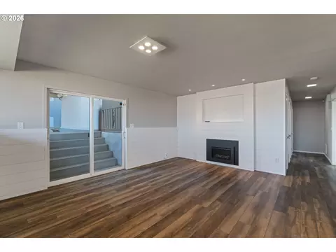 Living - 907 E 18th St, The Dalles, OR 97058 photo 4 of 4