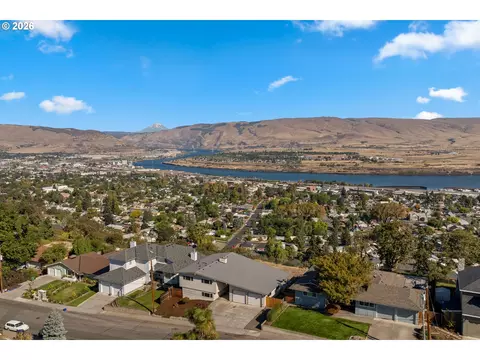 View/Area - 907 E 18th St, The Dalles, OR 97058 photo 8 of 13