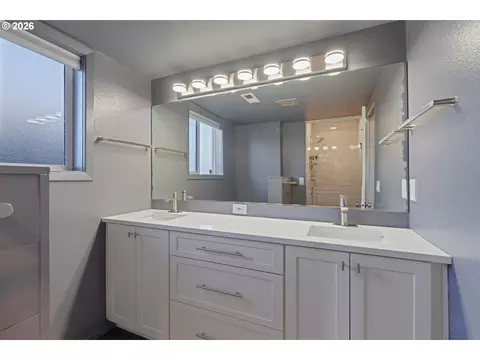 Bath - 907 E 18th St, The Dalles, OR 97058 photo 3 of 4