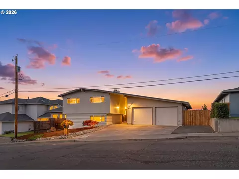 907 E 18th St, The Dalles, OR 97058