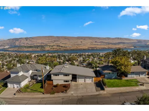 View/Area - 907 E 18th St, The Dalles, OR 97058 photo 4 of 13