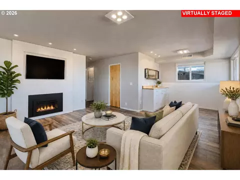 Living - 907 E 18th St, The Dalles, OR 97058 photo 1 of 4