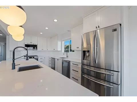 Kitchen - 907 E 18th St, The Dalles, OR 97058 photo 3 of 4