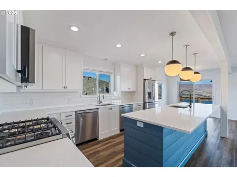 Kitchen - 907 E 18th St, The Dalles, OR 97058 photo 2 of 4