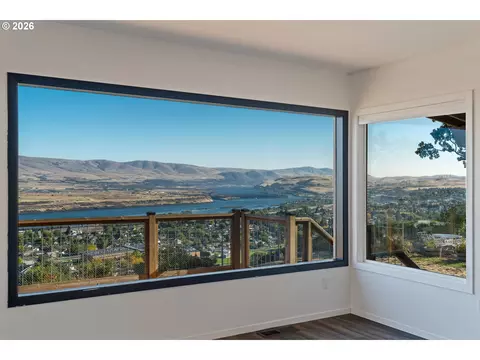 View/Area - 907 E 18th St, The Dalles, OR 97058 photo 3 of 13