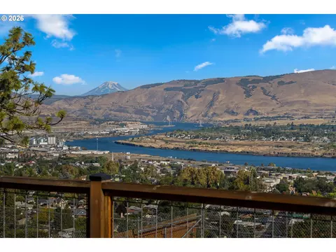 View/Area - 907 E 18th St, The Dalles, OR 97058 photo 5 of 13