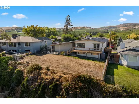 View/Area - 907 E 18th St, The Dalles, OR 97058 photo 12 of 13