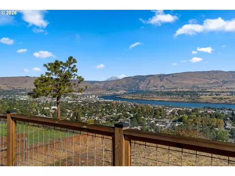 View/Area - 907 E 18th St, The Dalles, OR 97058 photo 7 of 13