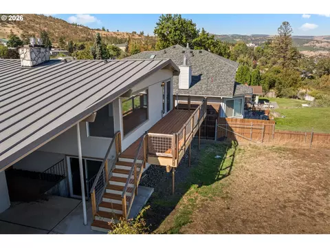 Exterior - 907 E 18th St, The Dalles, OR 97058 photo 6 of 6