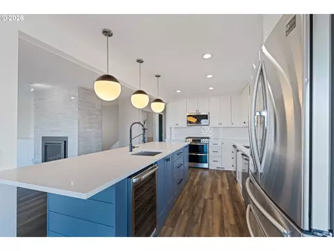 Kitchen - 907 E 18th St, The Dalles, OR 97058 photo 4 of 4