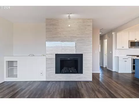 Living - 907 E 18th St, The Dalles, OR 97058 photo 3 of 4